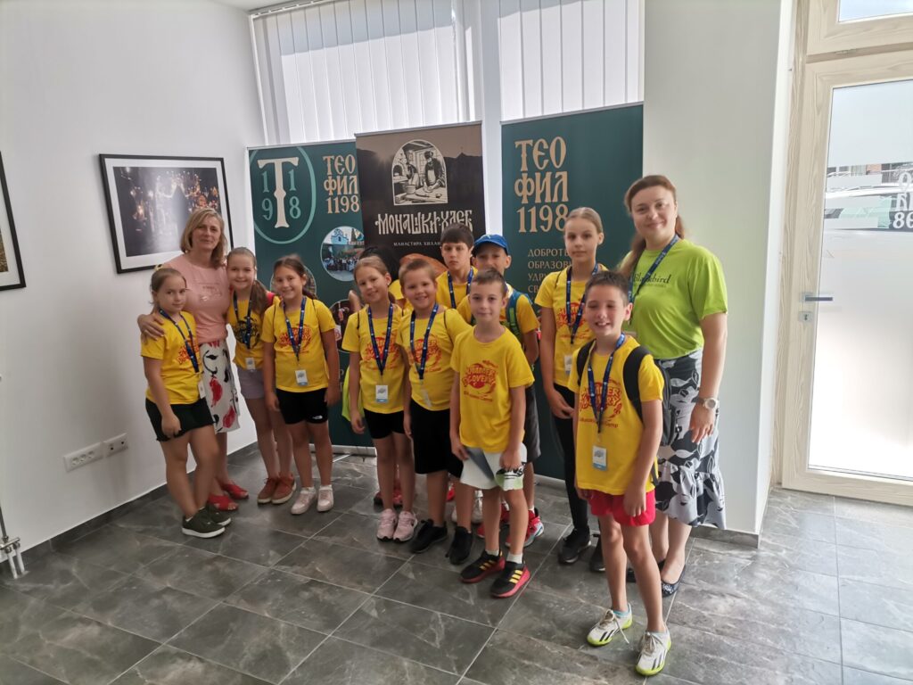 Деца Школе за стране језике „Blackbird“ на изложби фотографија монаха Милутина Хиландарца