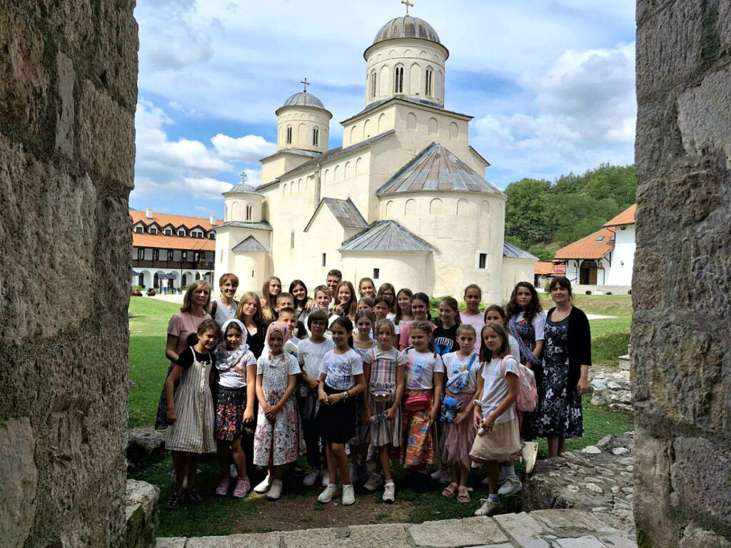 Деца „Теофила 1198“ и Дечји хор „Ирмос“ на Дечјем сабору на Цетињу