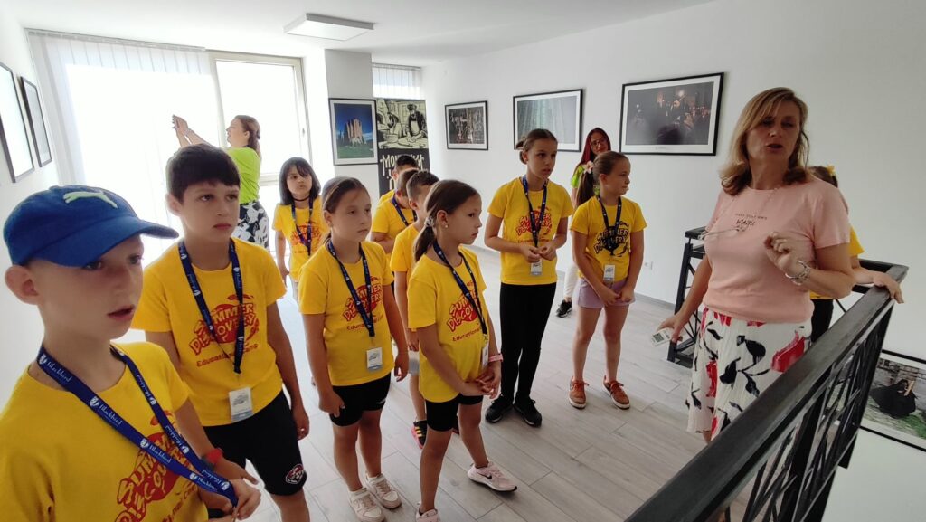 Деца Школе за стране језике „Blackbird“ на изложби фотографија монаха Милутина Хиландарца