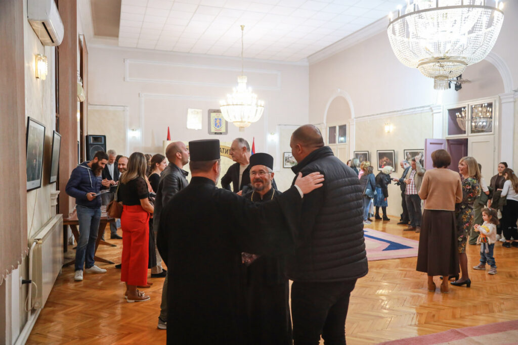 Фотографије монаха Милутина Хиландарца на изложби у Богатићу