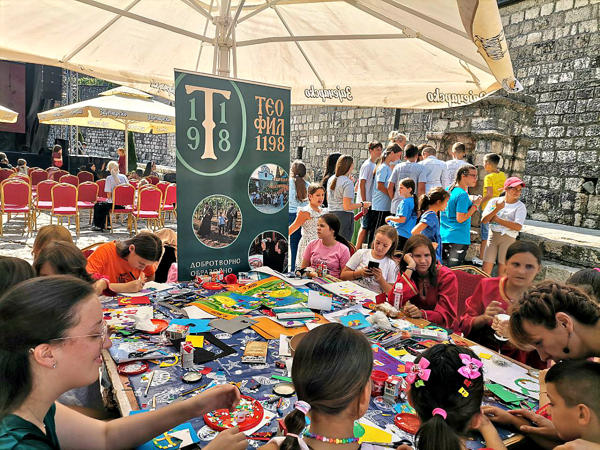 Деца „Теофила 1198“ и Дечји хор „Ирмос“ на Дечјем сабору на Цетињу