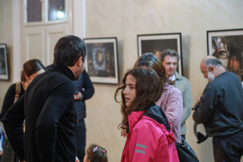 Фотографије монаха Милутина Хиландарца на изложби у Богатићу