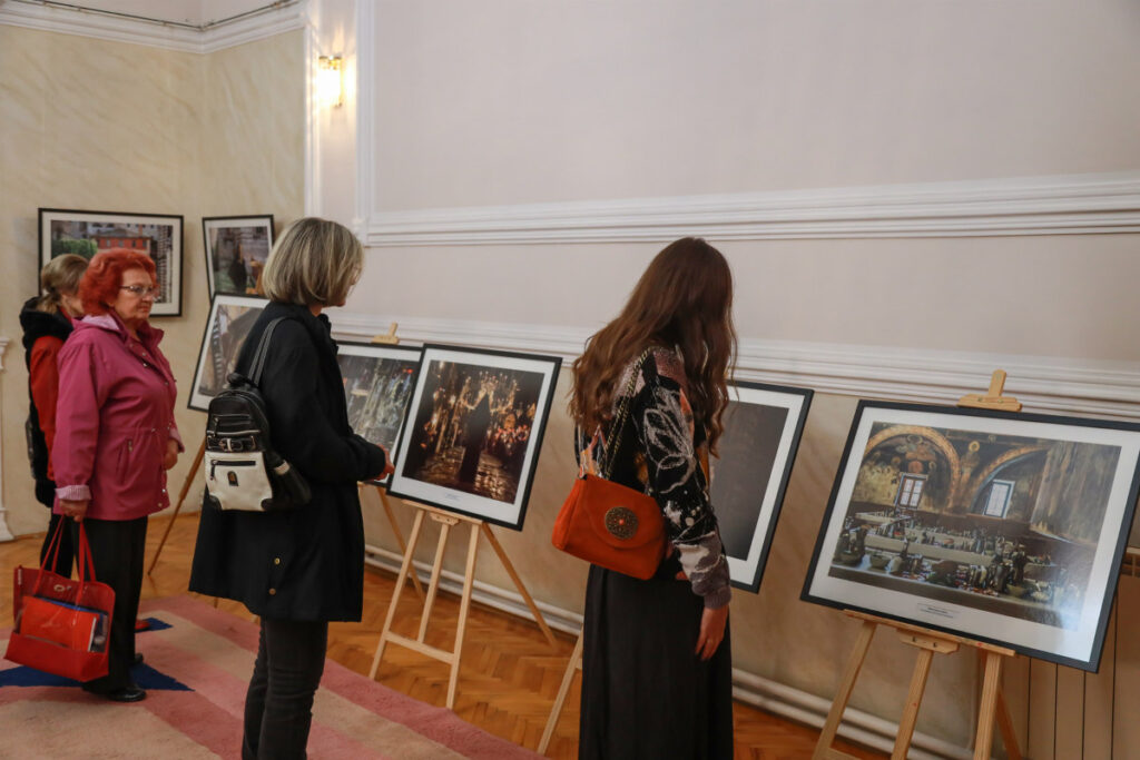 Фотографије монаха Милутина Хиландарца на изложби у Богатићу