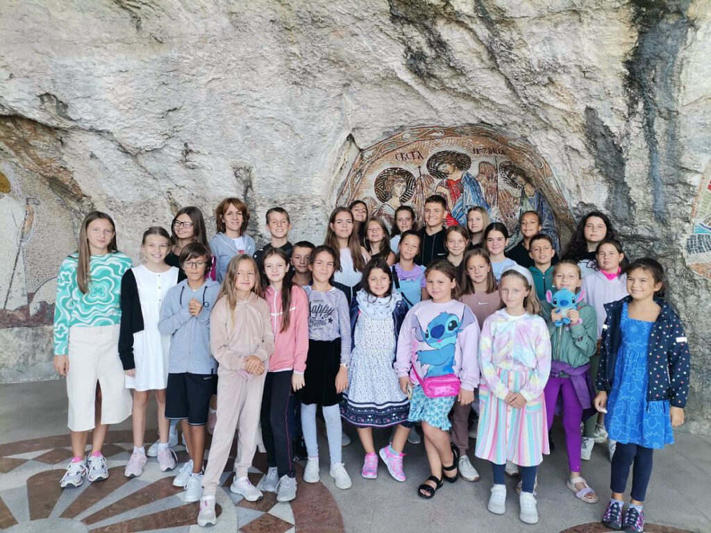 Деца „Теофила 1198“ и Дечји хор „Ирмос“ на Дечјем сабору на Цетињу