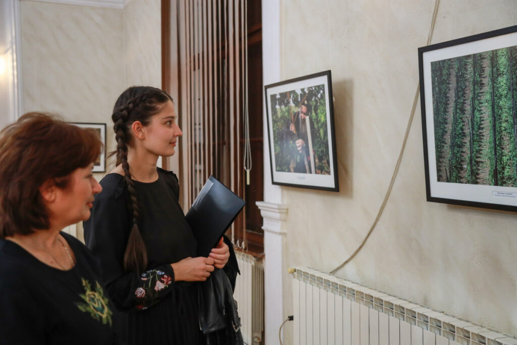 Фотографије монаха Милутина Хиландарца на изложби у Богатићу