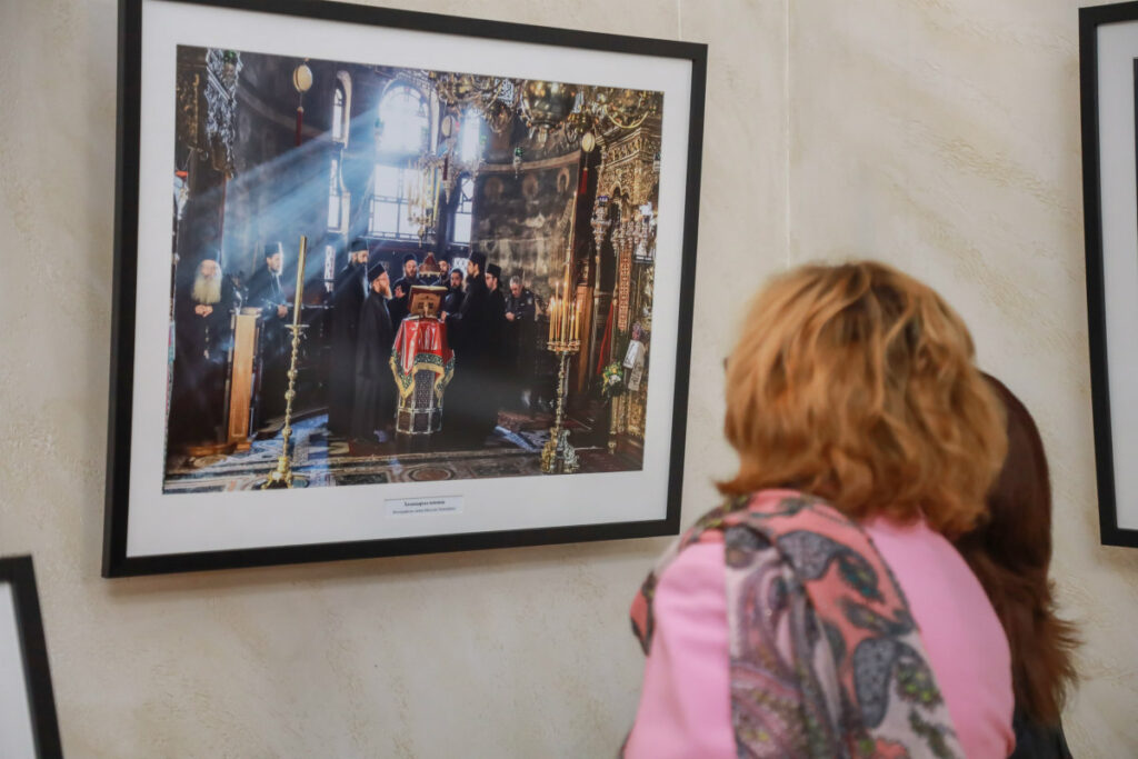 Фотографије монаха Милутина Хиландарца на изложби у Богатићу