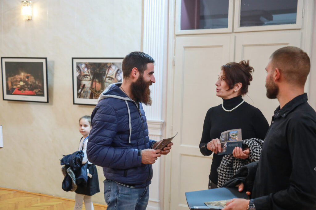 Фотографије монаха Милутина Хиландарца на изложби у Богатићу