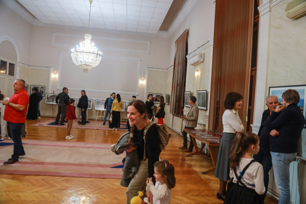 Фотографије монаха Милутина Хиландарца на изложби у Богатићу