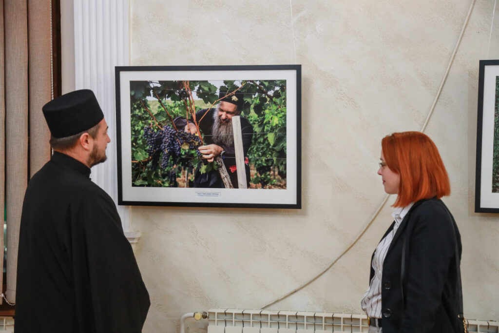 Фотографије монаха Милутина Хиландарца на изложби у Богатићу