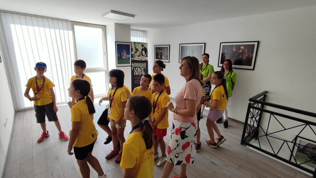 Деца Школе за стране језике „Blackbird“ на изложби фотографија монаха Милутина Хиландарца