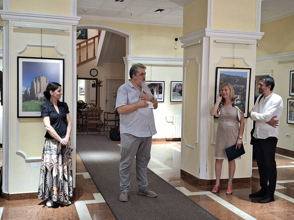 Фотографије хиландарског монаха у галеријском простору „Библиотеке шабачке“