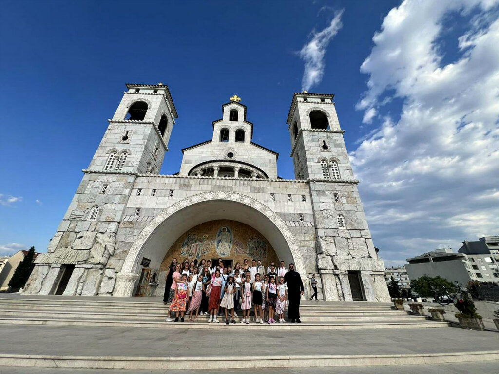 Деца „Теофила 1198“ и Дечји хор „Ирмос“ на Дечјем сабору на Цетињу