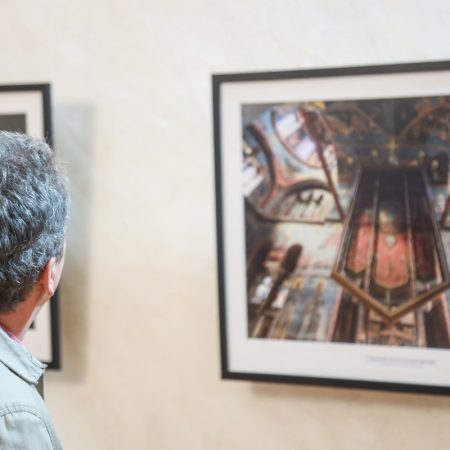 Фотографије монаха Милутина Хиландарца на изложби у Богатићу