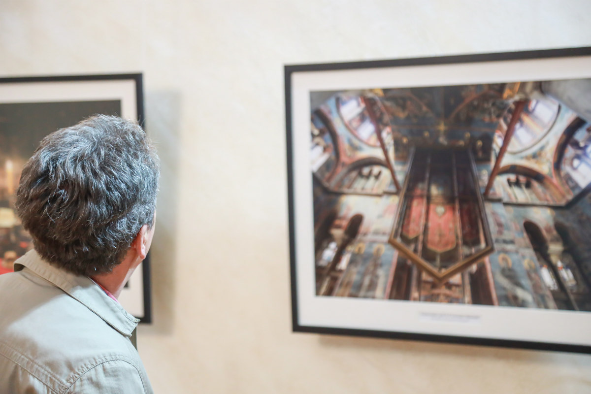 Фотографије монаха Милутина Хиландарца на изложби у Богатићу