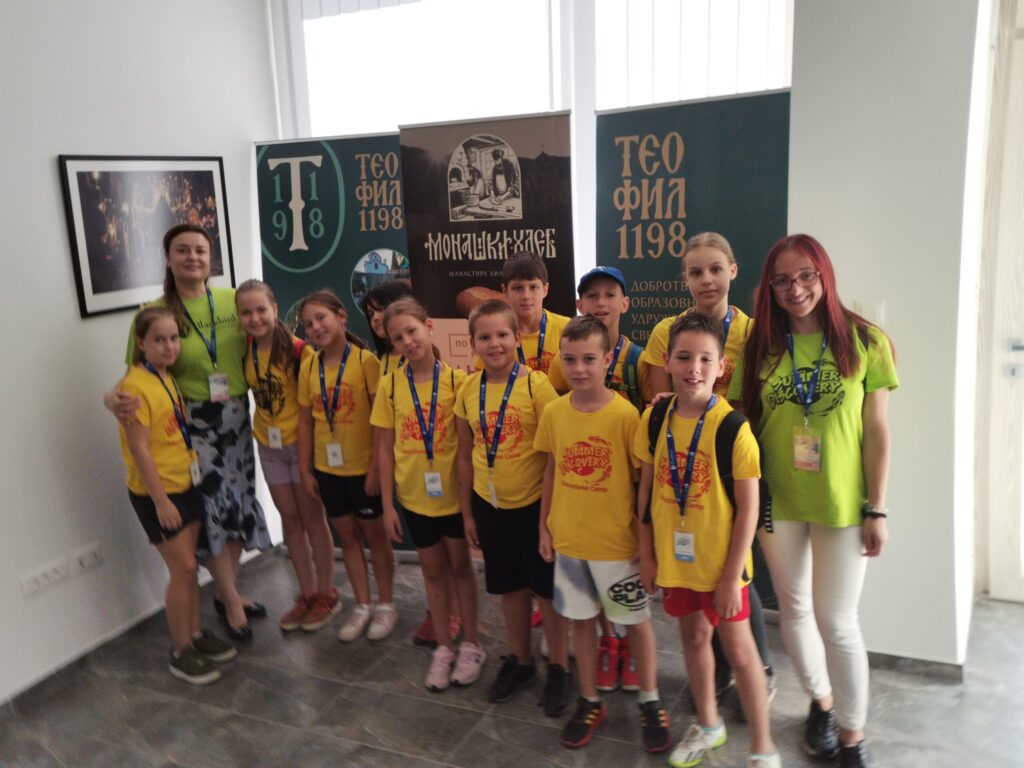 Деца Школе за стране језике „Blackbird“ на изложби фотографија монаха Милутина Хиландарца