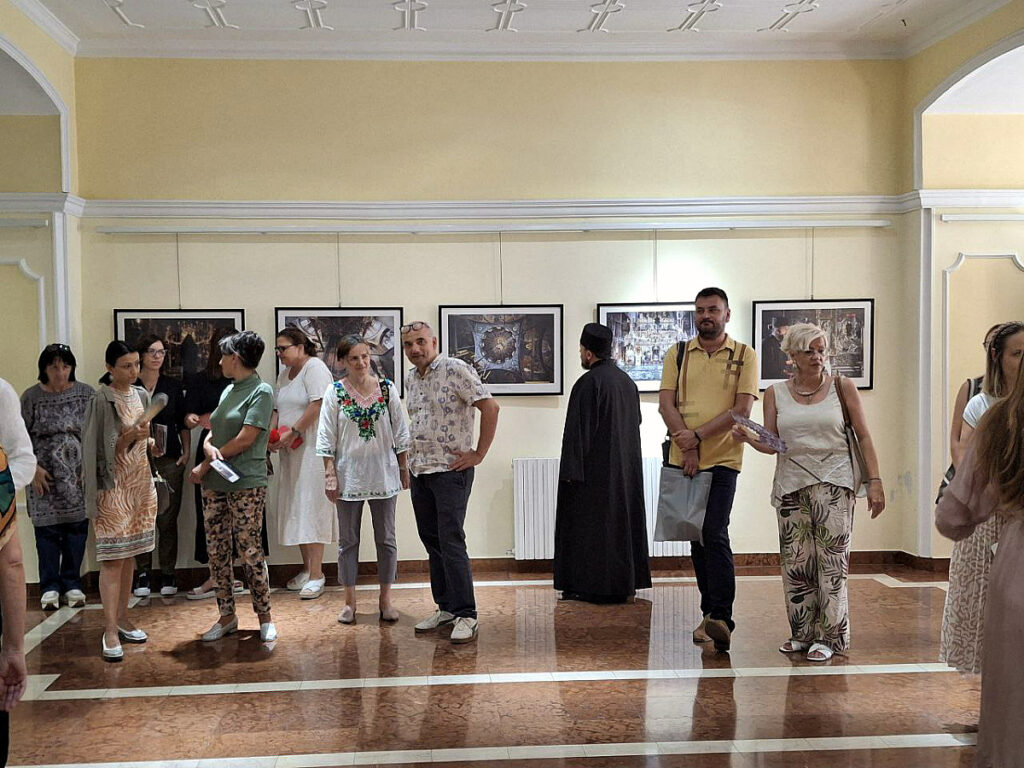 Фотографије хиландарског монаха у галеријском простору „Библиотеке шабачке“