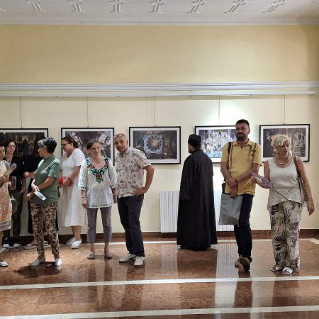 Фотографије хиландарског монаха у галеријском простору „Библиотеке шабачке“