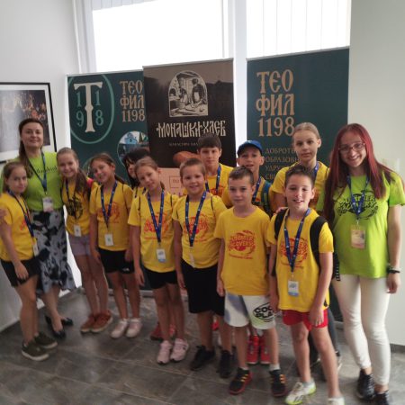 Деца Школе за стране језике „Blackbird“ на изложби фотографија монаха Милутина Хиландарца