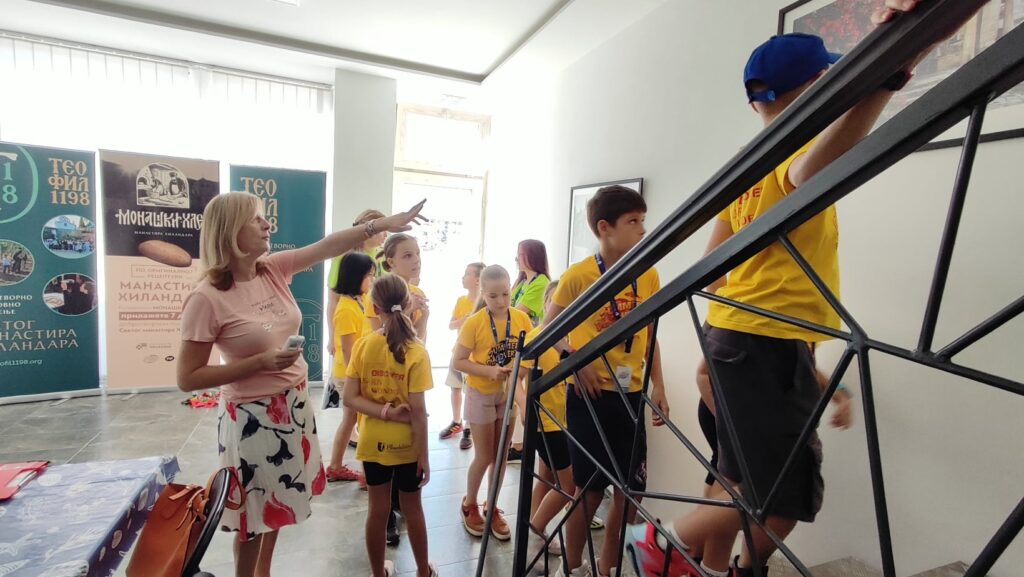 Деца Школе за стране језике „Blackbird“ на изложби фотографија монаха Милутина Хиландарца