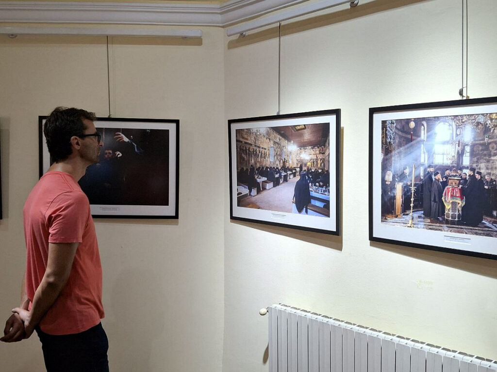 Фотографије хиландарског монаха у галеријском простору „Библиотеке шабачке“