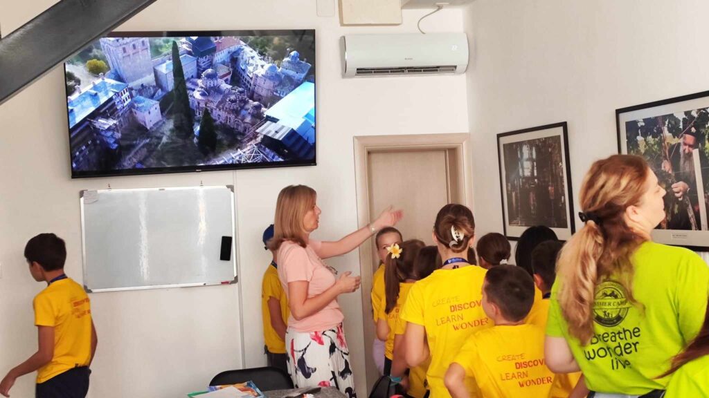 Деца Школе за стране језике „Blackbird“ на изложби фотографија монаха Милутина Хиландарца