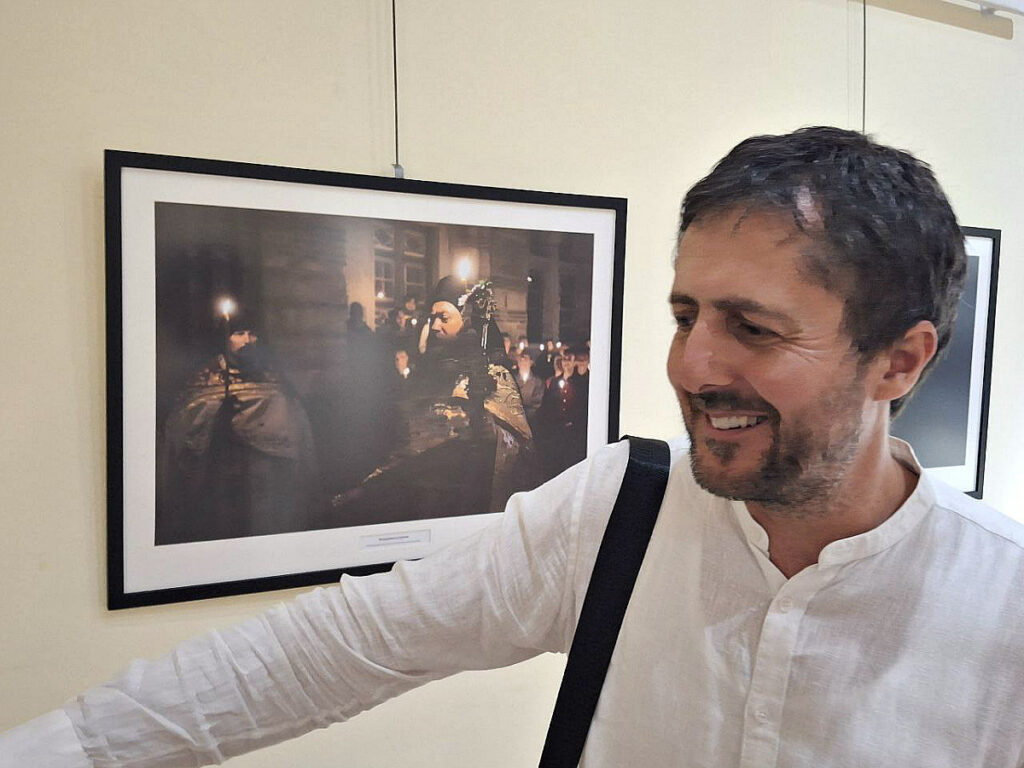 Фотографије хиландарског монаха у галеријском простору „Библиотеке шабачке“