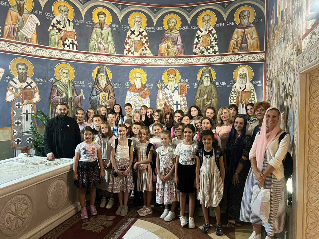 Деца „Теофила 1198“ и Дечји хор „Ирмос“ на Дечјем сабору на Цетињу