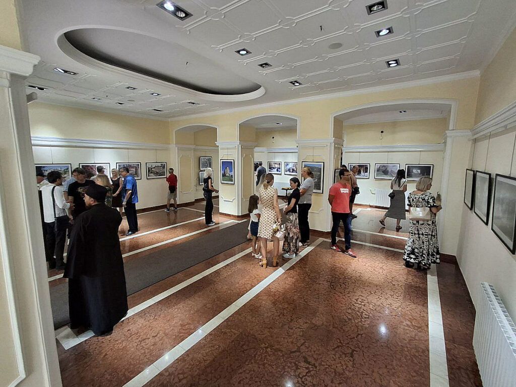 Фотографије хиландарског монаха у галеријском простору „Библиотеке шабачке“