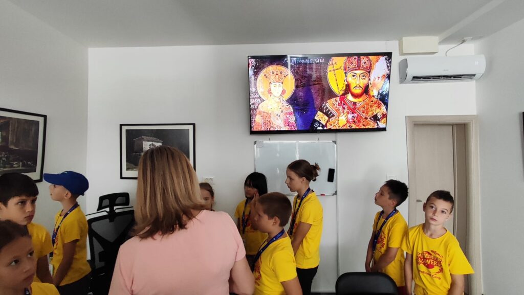 Деца Школе за стране језике „Blackbird“ на изложби фотографија монаха Милутина Хиландарца