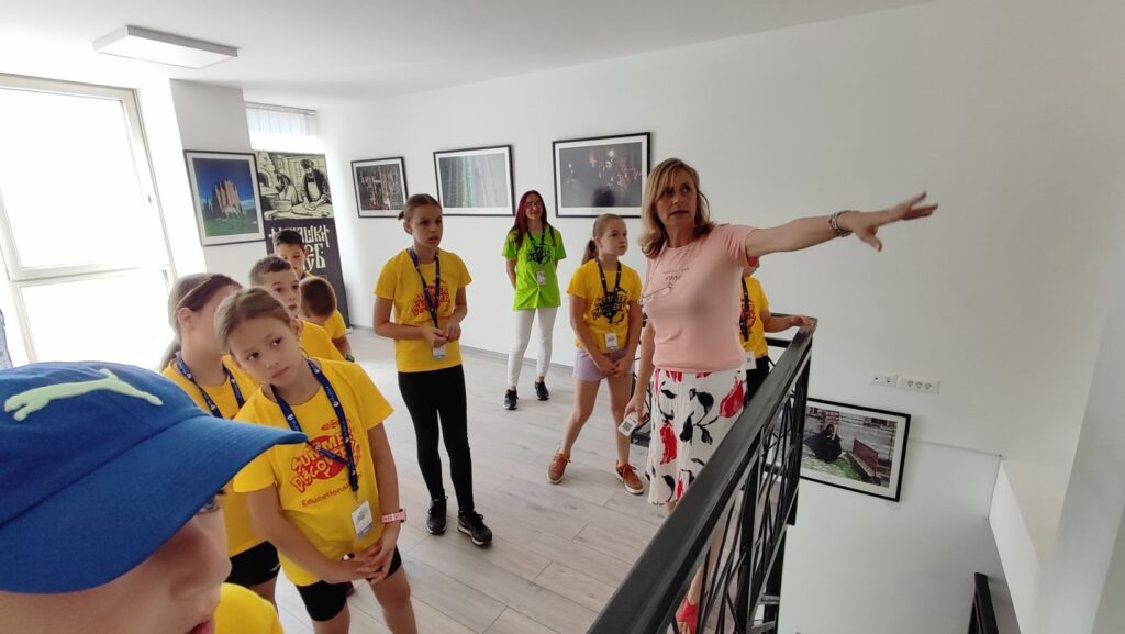 Деца Школе за стране језике „Blackbird“ на изложби фотографија монаха Милутина Хиландарца