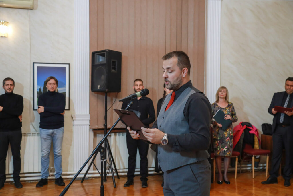 Фотографије монаха Милутина Хиландарца на изложби у Богатићу