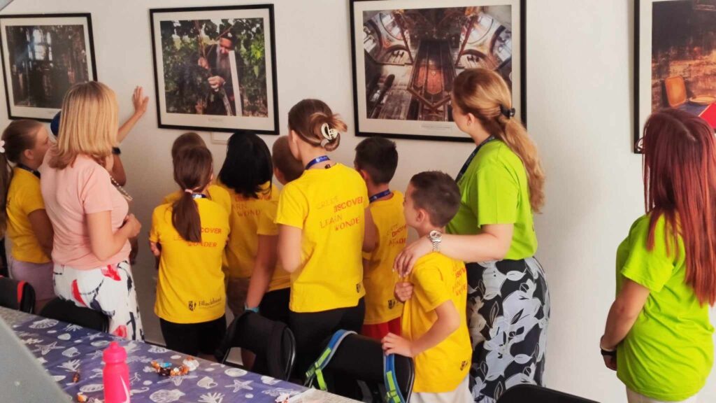 Деца Школе за стране језике „Blackbird“ на изложби фотографија монаха Милутина Хиландарца