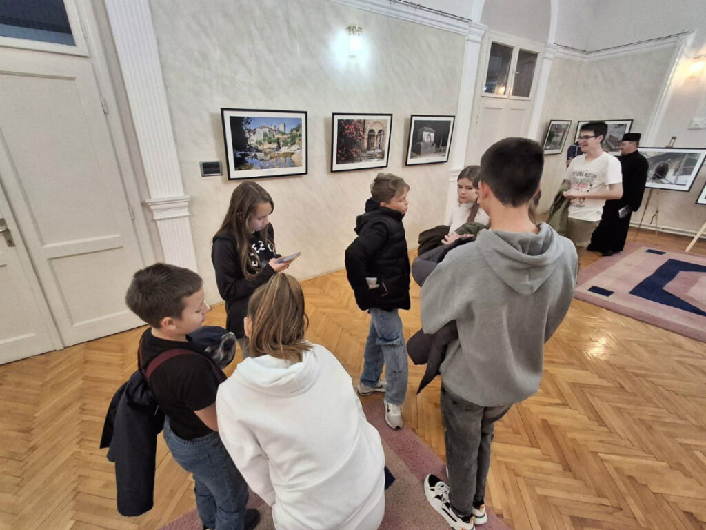 Фотографије монаха Милутина Хиландарца на изложби у Богатићу
