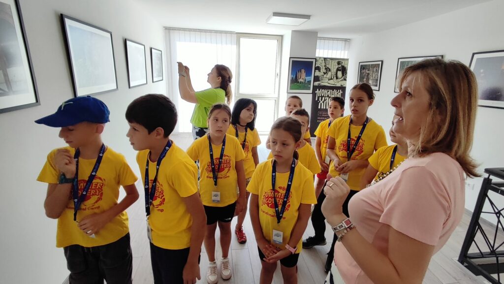 Деца Школе за стране језике „Blackbird“ на изложби фотографија монаха Милутина Хиландарца