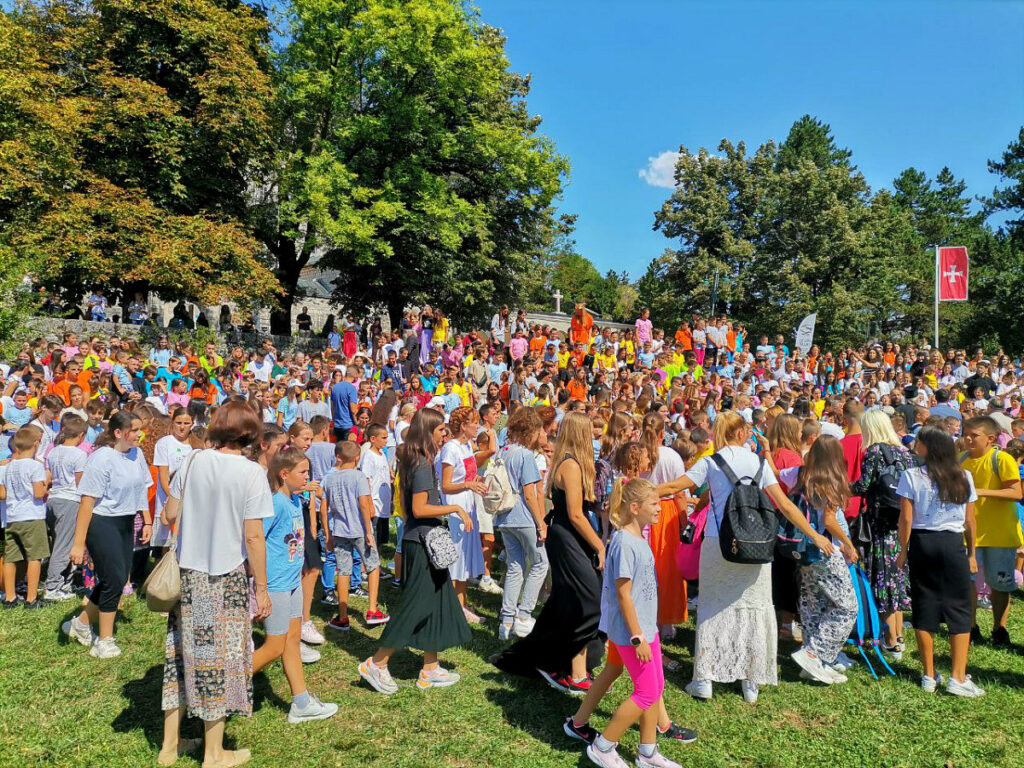 Деца „Теофила 1198“ и Дечји хор „Ирмос“ на Дечјем сабору на Цетињу