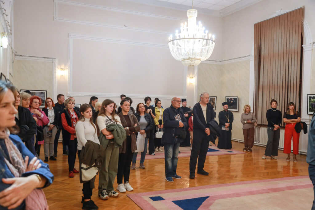 Фотографије монаха Милутина Хиландарца на изложби у Богатићу