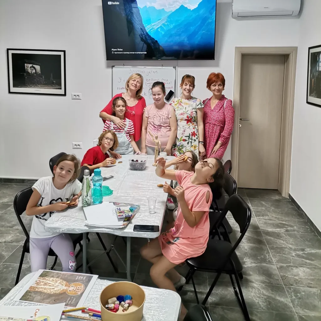 Дечјим рукотворинама украшена икона Пресвете Богородице Тројеручице
