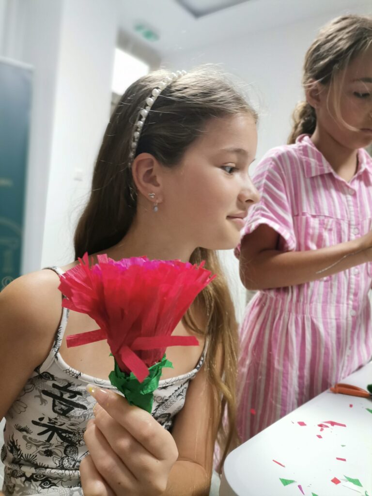 Дечјим рукотворинама украшена икона Пресвете Богородице Тројеручице
