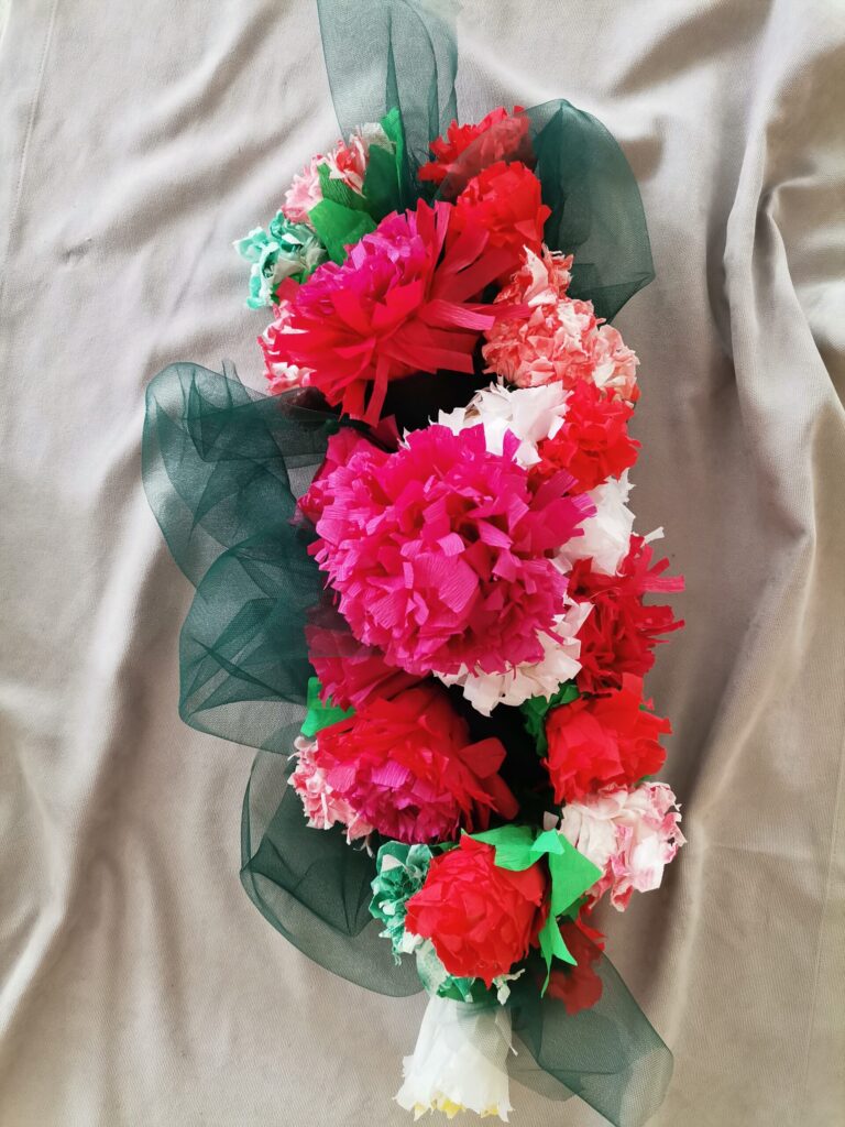 Дечјим рукотворинама украшена икона Пресвете Богородице Тројеручице
