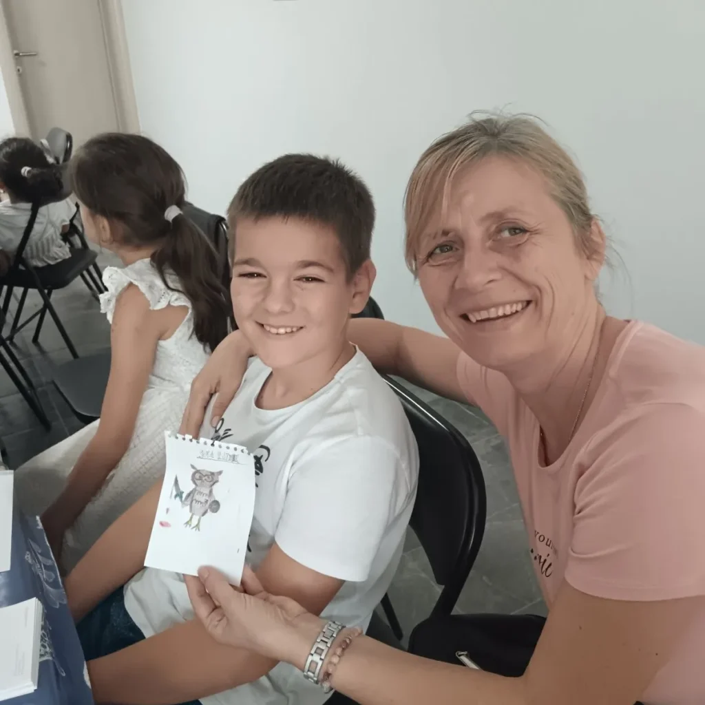 Дечјим рукотворинама украшена икона Пресвете Богородице Тројеручице
