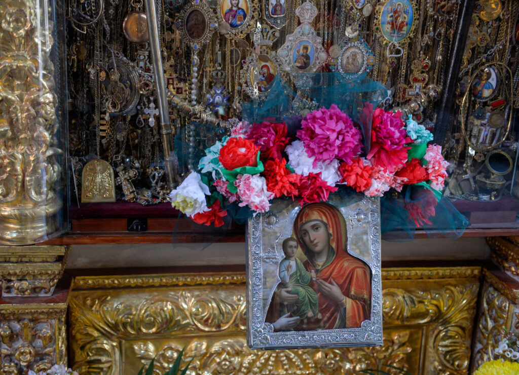 Дечјим рукотворинама украшена икона Пресвете Богородице Тројеручице
