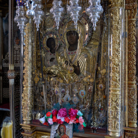 Дечјим рукотворинама украшена икона Пресвете Богородице Тројеручице