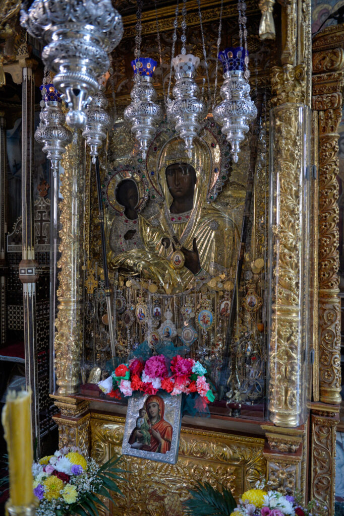 Дечјим рукотворинама украшена икона Пресвете Богородице Тројеручице
