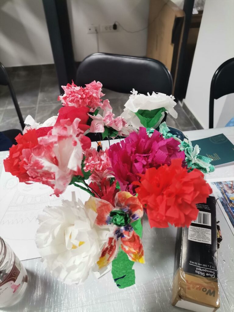 Дечјим рукотворинама украшена икона Пресвете Богородице Тројеручице
