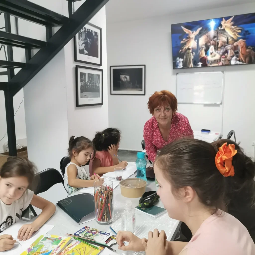 Дечјим рукотворинама украшена икона Пресвете Богородице Тројеручице
