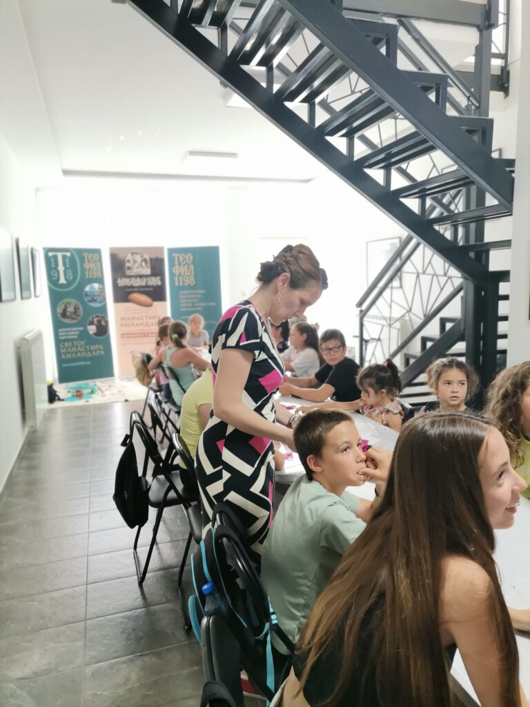 Дечјим рукотворинама украшена икона Пресвете Богородице Тројеручице
