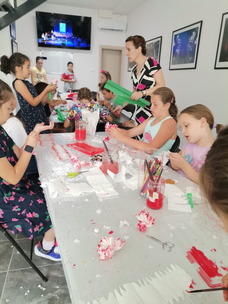 Дечјим рукотворинама украшена икона Пресвете Богородице Тројеручице
