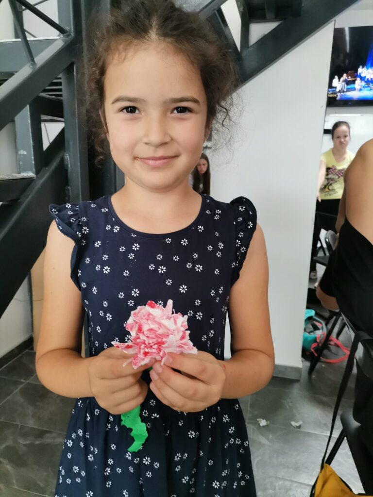 Дечјим рукотворинама украшена икона Пресвете Богородице Тројеручице
