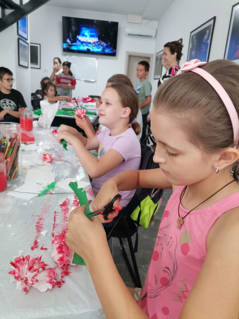 Дечјим рукотворинама украшена икона Пресвете Богородице Тројеручице
