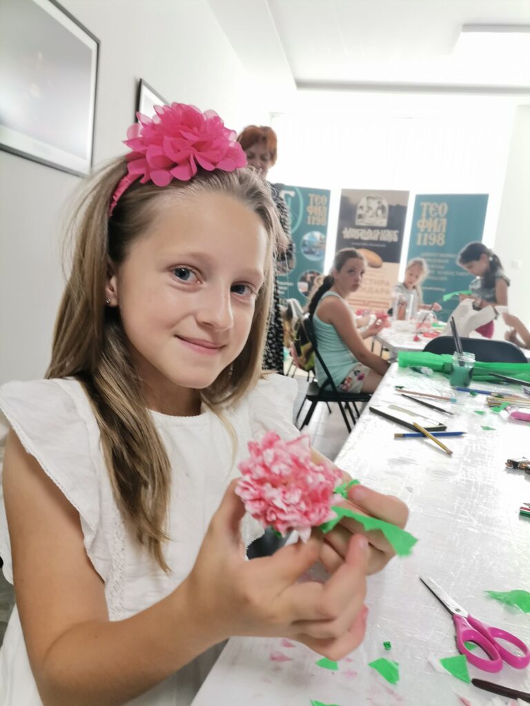 Дечјим рукотворинама украшена икона Пресвете Богородице Тројеручице
